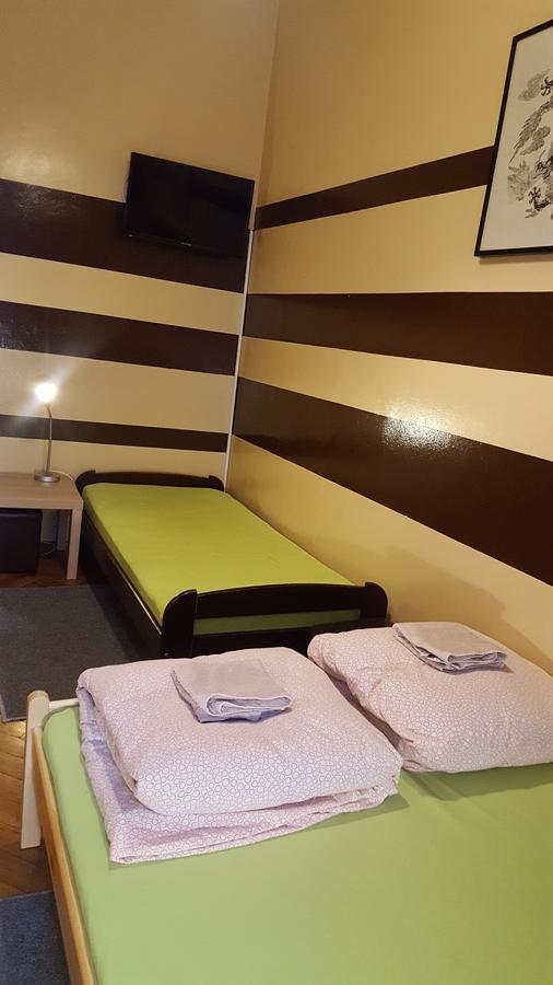 Smocza Jama Hostel Krasków Dış mekan fotoğraf
