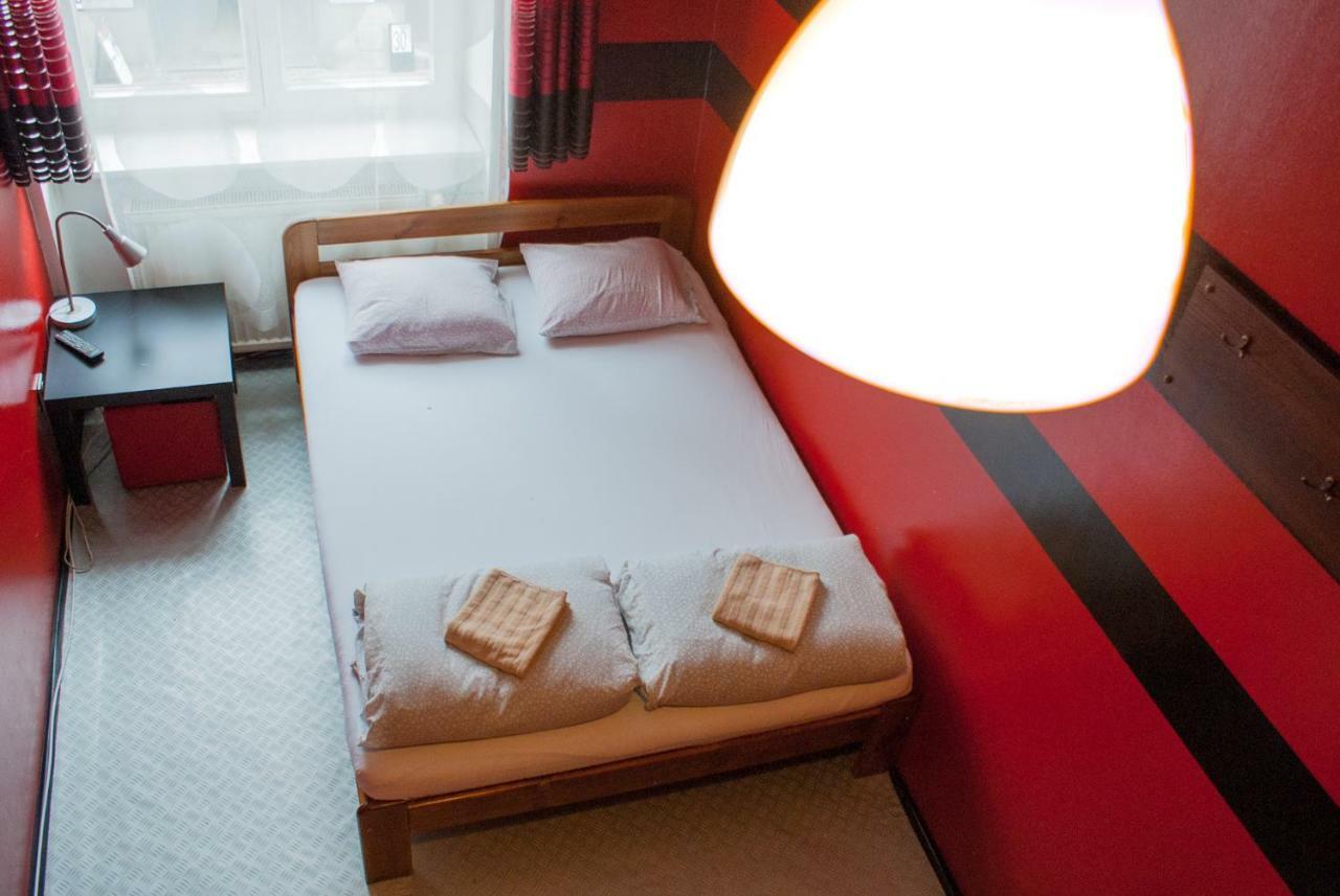 Smocza Jama Hostel Krasków Dış mekan fotoğraf