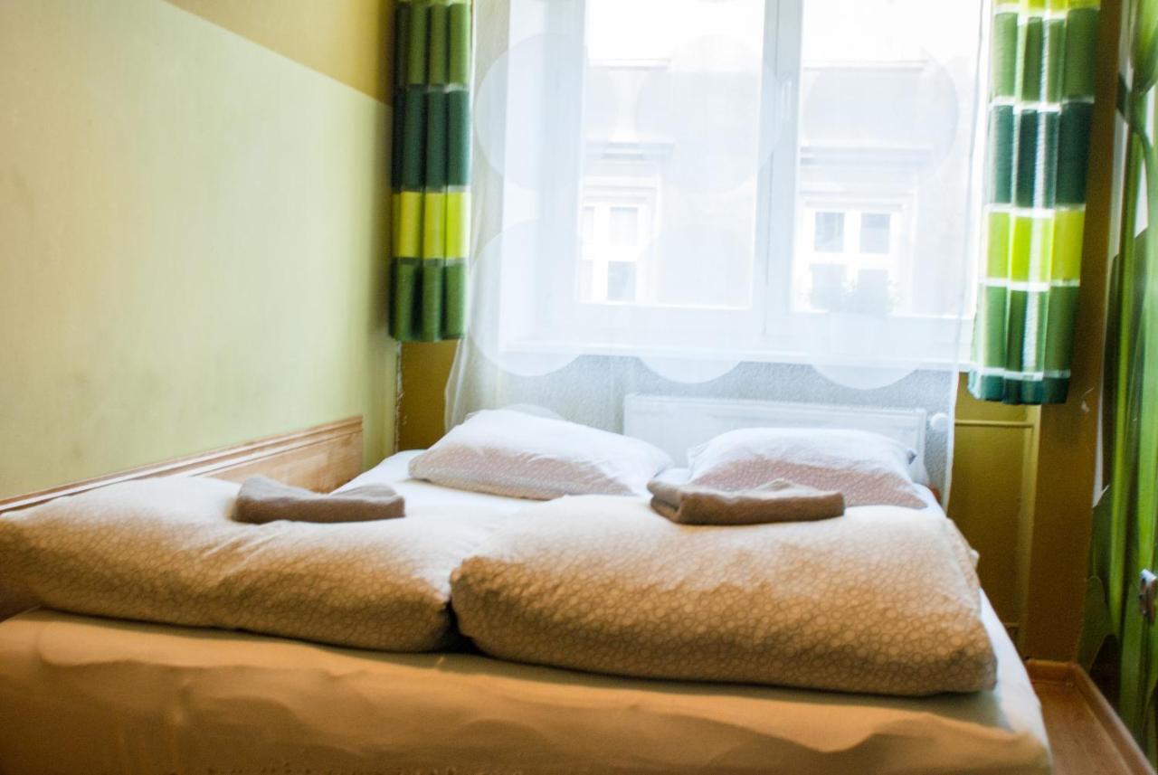 Smocza Jama Hostel Krasków Dış mekan fotoğraf