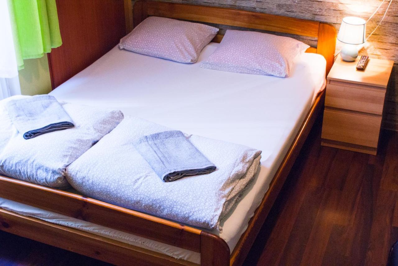 Smocza Jama Hostel Krasków Dış mekan fotoğraf