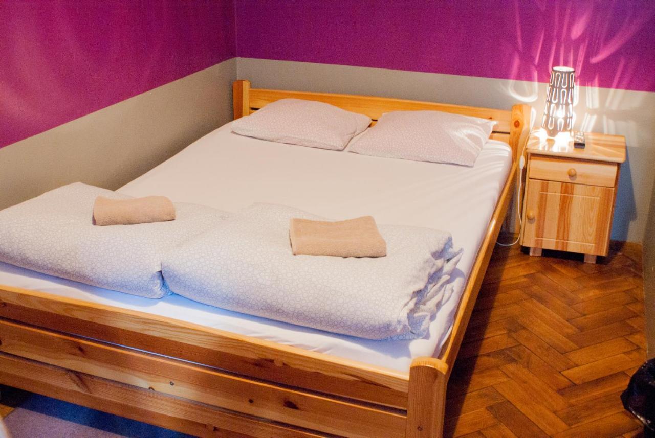 Smocza Jama Hostel Krasków Dış mekan fotoğraf
