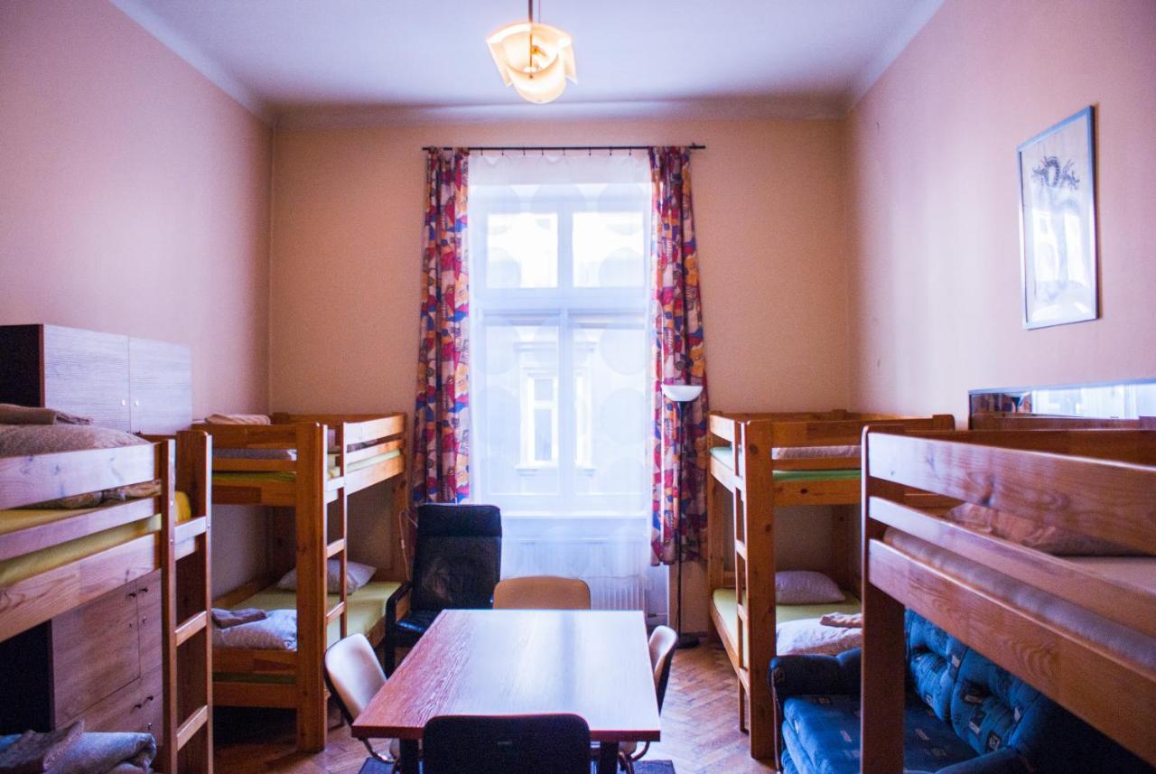 Smocza Jama Hostel Krasków Dış mekan fotoğraf