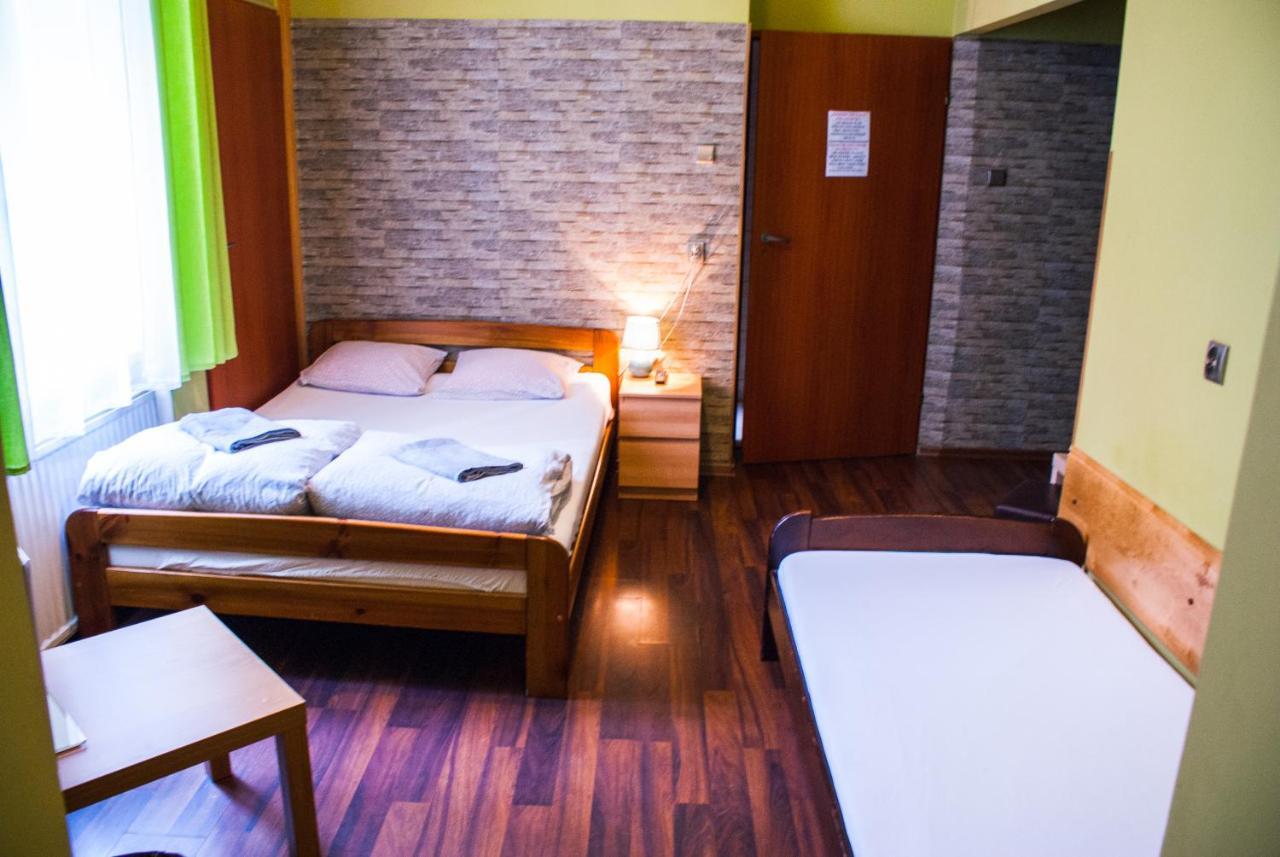 Smocza Jama Hostel Krasków Dış mekan fotoğraf