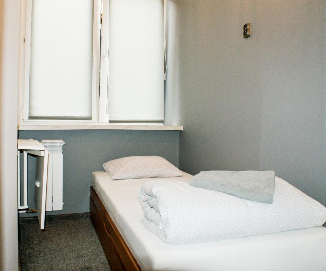 Smocza Jama Hostel Krasków Dış mekan fotoğraf