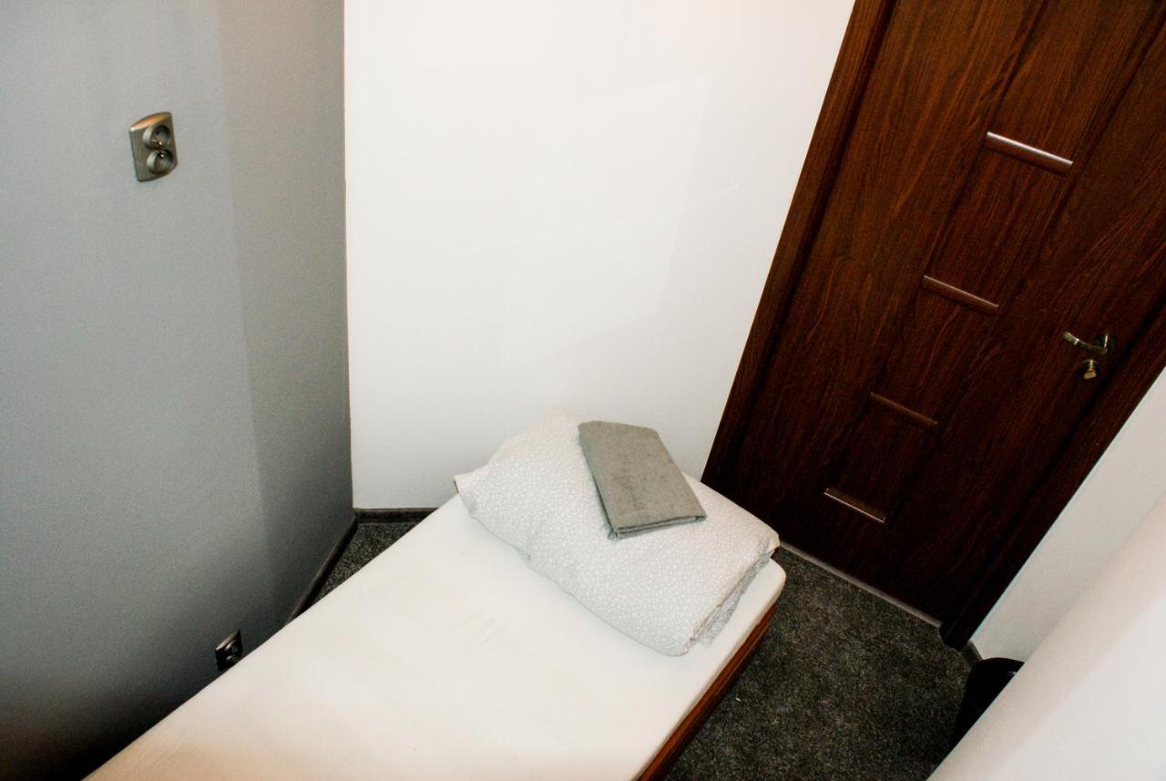 Smocza Jama Hostel Krasków Dış mekan fotoğraf